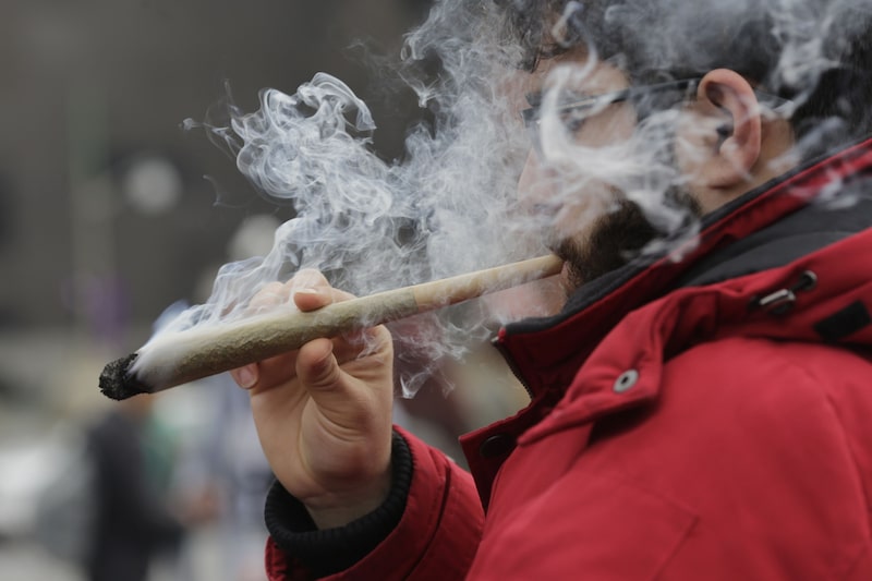 Un residente fuma un gran porro de marihuana durante el festival del Día 420 en los jardines de la Colina del Parlamento en Ottawa, Ontario, Canadá, el jueves 20 de abril de 2017 Un residente fuma un gran porro de marihuana durante el festival del Día 420 en los jardines de la Colina del Parlamento en Ottawa, Ontario, Canadá, el jueves 20 de abril de 2017