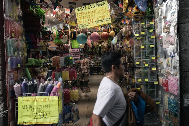 Un peatón pasa frente a una tienda en Ciudad de México. Las remesas en México han disminuido un 5% este año. Fotógrafo: Mayolo López Gutiérrez/Bloomberg Un peatón pasa frente a una tienda en Ciudad de México. Las remesas en México han disminuido un 5% este año. Fotógrafo: Mayolo López Gutiérrez/Bloomberg