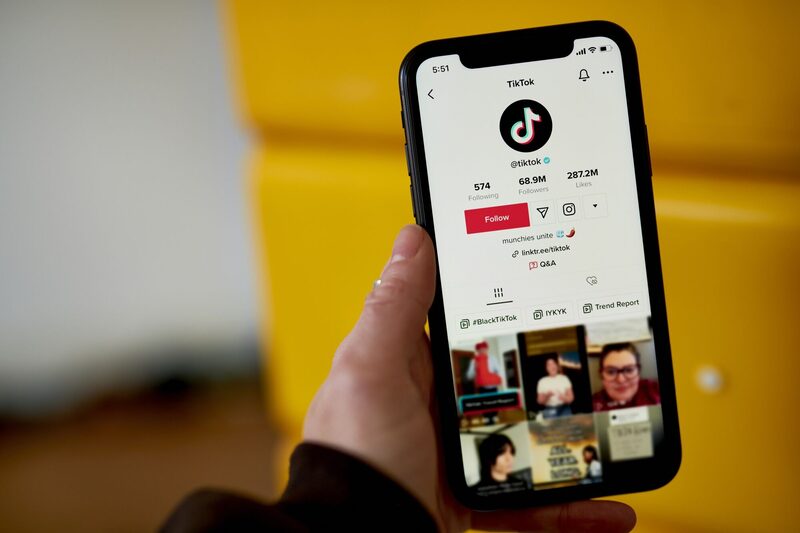 La aplicación TikTok en un smartphone. La aplicación TikTok en un smartphone.