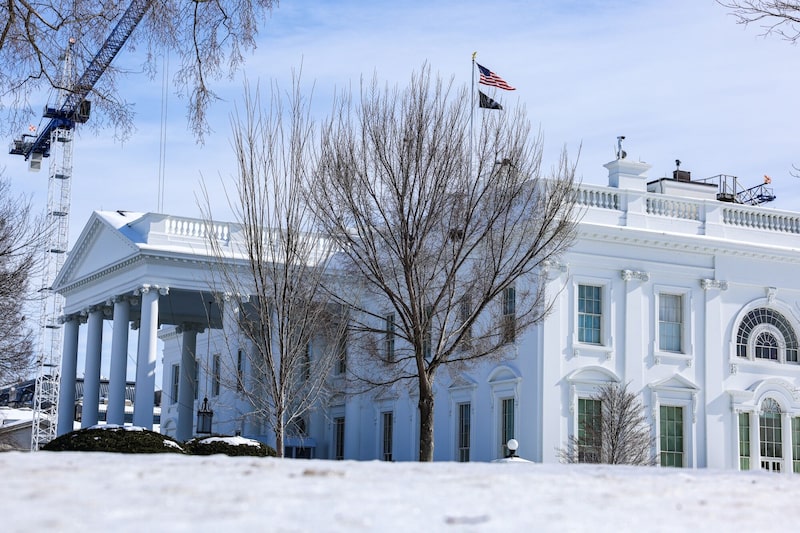 Una grúa de construcción mientras continúan las obras del salón de baile en la Casa Blanca, en Washington D.C. Una grúa de construcción mientras continúan las obras del salón de baile en la Casa Blanca, en Washington D.C.
