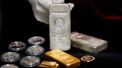 ¿Qué explica el desplome del oro y la plata y cómo deberían navegarlo los inversionistas? ¿Qué explica el desplome del oro y la plata y cómo deberían navegarlo los inversionistas?