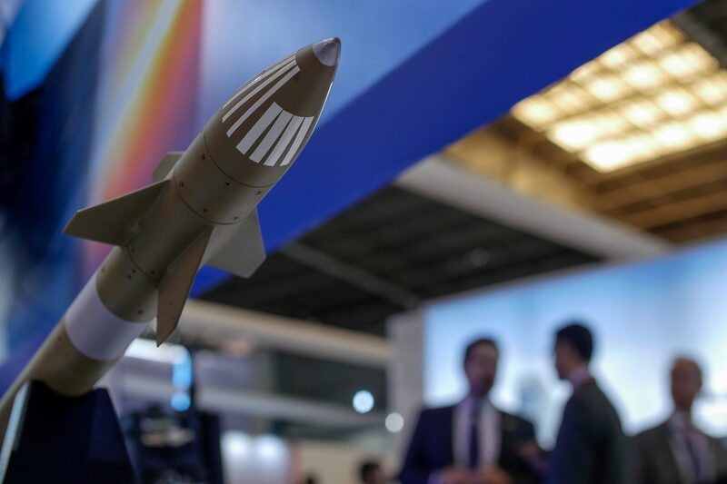 Una maqueta de un misil miniatura de impacto directo se exhibe en el stand de Lockheed Martin Corp. en la feria aeronáutica Aero India. Una maqueta de un misil miniatura de impacto directo se exhibe en el stand de Lockheed Martin Corp. en la feria aeronáutica Aero India.