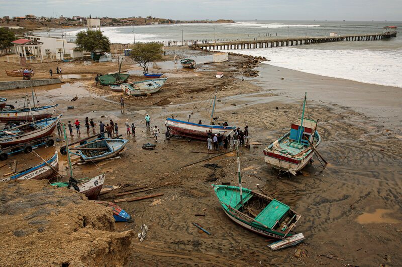 Las fuertes olas volcaron barcos cerca de Lima, y los pescadores locales dijeron que el oleaje había interrumpido la pesca en la costa central peruana. Las fuertes olas volcaron barcos cerca de Lima, y los pescadores locales dijeron que el oleaje había interrumpido la pesca en la costa central peruana.