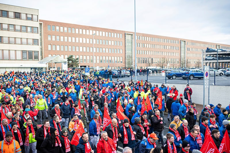 La empresa busca un diálogo constructivo para lograr una solución con apoyo conjunto según un portavoz de VW. La empresa busca un diálogo constructivo para lograr una solución con apoyo conjunto según un portavoz de VW.