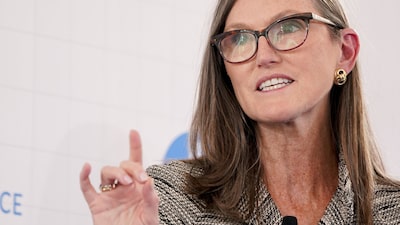 Cathie Wood ignora queda de seu principal ETF e vai às compras após selloff de tech Cathie Wood ignora queda de seu principal ETF e vai às compras após selloff de tech