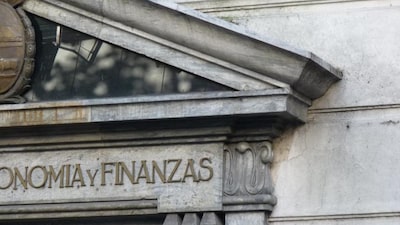 S&P mantuvo calificación de deuda uruguaya en BBB y ve margen para avanzar en reformas S&P mantuvo calificación de deuda uruguaya en BBB y ve margen para avanzar en reformas