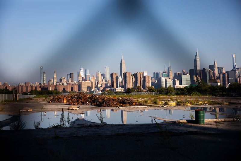 Edificios en el horizonte de Manhattan vistos desde el barrio de Williamsburg en el distrito de Brooklyn en Nueva York, Estados Unidos, el viernes 4 de septiembre de 2020. Las acciones estadounidenses cayeron a un mínimo de dos semanas mientras las acciones tecnológicas megacap estaban bajo presión por segundo día consecutivo, pero salieron de sus mínimos a medida que se acercaba el fin de semana festivo. Fotógrafo: Michael Nagle/Bloomberg Edificios en el horizonte de Manhattan vistos desde el barrio de Williamsburg en el distrito de Brooklyn en Nueva York, Estados Unidos, el viernes 4 de septiembre de 2020. Las acciones estadounidenses cayeron a un mínimo de dos semanas mientras las acciones tecnológicas megacap estaban bajo presión por segundo día consecutivo, pero salieron de sus mínimos a medida que se acercaba el fin de semana festivo. Fotógrafo: Michael Nagle/Bloomberg