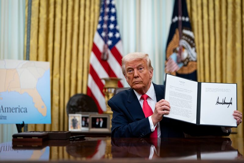 Donald Trump muestra una orden ejecutiva firmada en la Oficina Oval de la Casa Blanca, el 6 de marzo.Fotógrafo: Al Drago/Bloomberg Donald Trump muestra una orden ejecutiva firmada en la Oficina Oval de la Casa Blanca, el 6 de marzo.Fotógrafo: Al Drago/Bloomberg