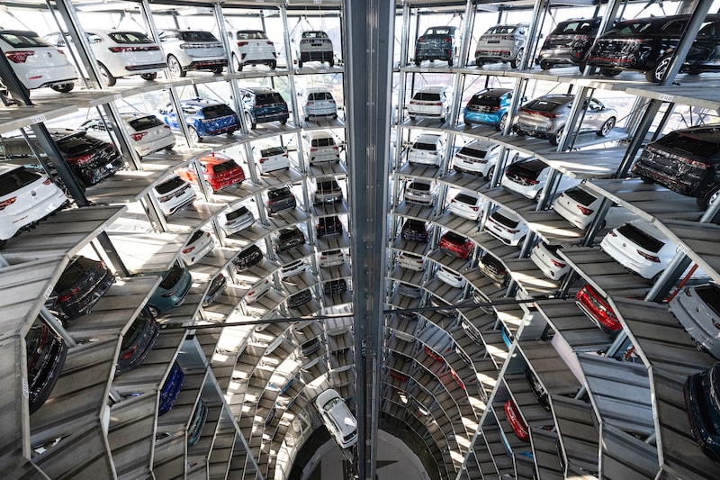 La Unión Europea se dispone a suavizar unas normas ambiciosas que habrían prohibido de hecho los nuevos vehículos con motor de combustión a partir de 2035. La Unión Europea se dispone a suavizar unas normas ambiciosas que habrían prohibido de hecho los nuevos vehículos con motor de combustión a partir de 2035.