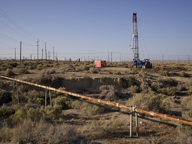 La propuesta ya ha suscitado una respuesta escéptica y cautelosa por parte de algunos países, entre ellos EE.UU., el mayor productor mundial de petróleo y gas. La propuesta ya ha suscitado una respuesta escéptica y cautelosa por parte de algunos países, entre ellos EE.UU., el mayor productor mundial de petróleo y gas.