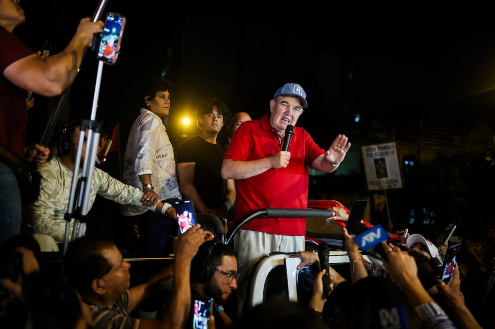 Rafael López Aliaga en una manifestación frente a la sede del Consejo Nacional de Elecciones en Lima el 14 de abril. Rafael López Aliaga en una manifestación frente a la sede del Consejo Nacional de Elecciones en Lima el 14 de abril.