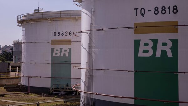 CEO de Petrobras defiende la actual política de precios del petróleo CEO de Petrobras defiende la actual política de precios del petróleo