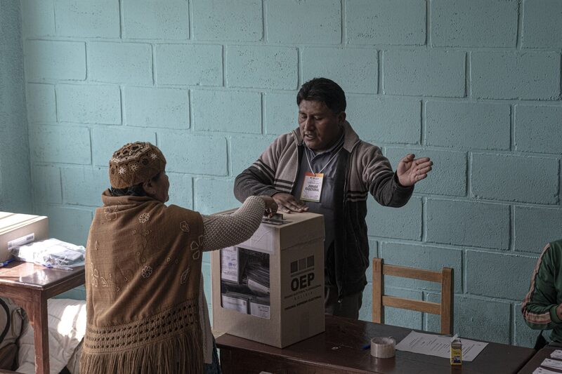 Eleitor durante a votação do primeiro turno: Edman Lara e Juan Pablo Velasco tiveram força nas decisões dos eleitores (Foto: Marcelo Perez del Carpio/Bloomberg) Eleitor durante a votação do primeiro turno: Edman Lara e Juan Pablo Velasco tiveram força nas decisões dos eleitores (Foto: Marcelo Perez del Carpio/Bloomberg)
