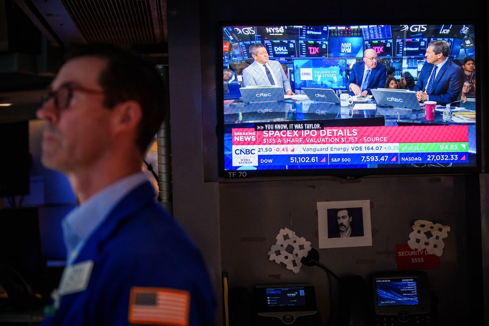 Un televisor retransmite las noticias sobre la salida a bolsa de SpaceX en el parqué de la Bolsa de Nueva York. Fotógrafo: Adam Gray/Bloomberg Un televisor retransmite las noticias sobre la salida a bolsa de SpaceX en el parqué de la Bolsa de Nueva York. Fotógrafo: Adam Gray/Bloomberg