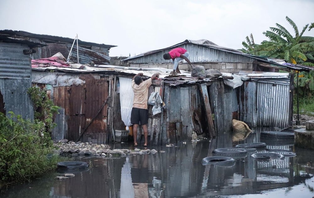 En Jamaica, donde Melissa tocó tierra como huracán de categoría 5 y destruyó viviendas e infraestructura esencial. En Jamaica, donde Melissa tocó tierra como huracán de categoría 5 y destruyó viviendas e infraestructura esencial.