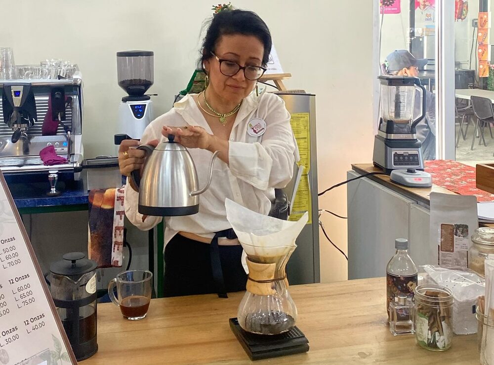 Lucía Santos ha tomado el liderazgo de la finca de su papá, Juan Ramón Santos Cartagena, al occidente de Honduras. Lucía Santos ha tomado el liderazgo de la finca de su papá, Juan Ramón Santos Cartagena, al occidente de Honduras.