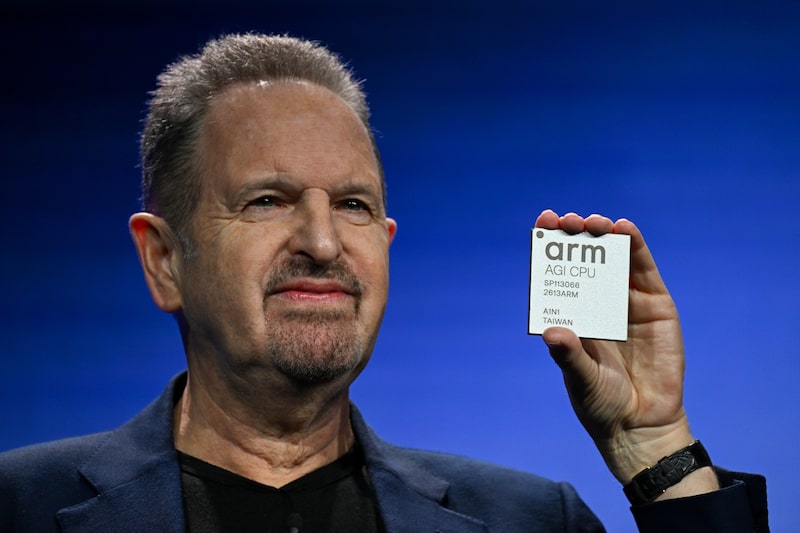 Rene Haas sostiene el chip de la CPU AGI durante el evento Arm Everywhere en San Francisco, California. Fotógrafo: David Paul Morris/Bloomberg. Rene Haas sostiene el chip de la CPU AGI durante el evento Arm Everywhere en San Francisco, California. Fotógrafo: David Paul Morris/Bloomberg.