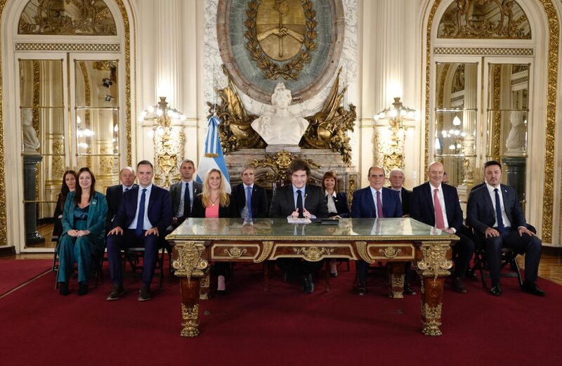 Javier Milei se refirió al fin del cepo cambiario en Argentina tras la aprobación del nuevo programa con el FMI. Javier Milei se refirió al fin del cepo cambiario en Argentina tras la aprobación del nuevo programa con el FMI.