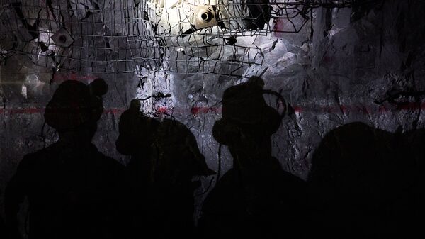 Trabajadores de mina de cobre MMG en Perú inician una huelga por bonificaciones Trabajadores de mina de cobre MMG en Perú inician una huelga por bonificaciones