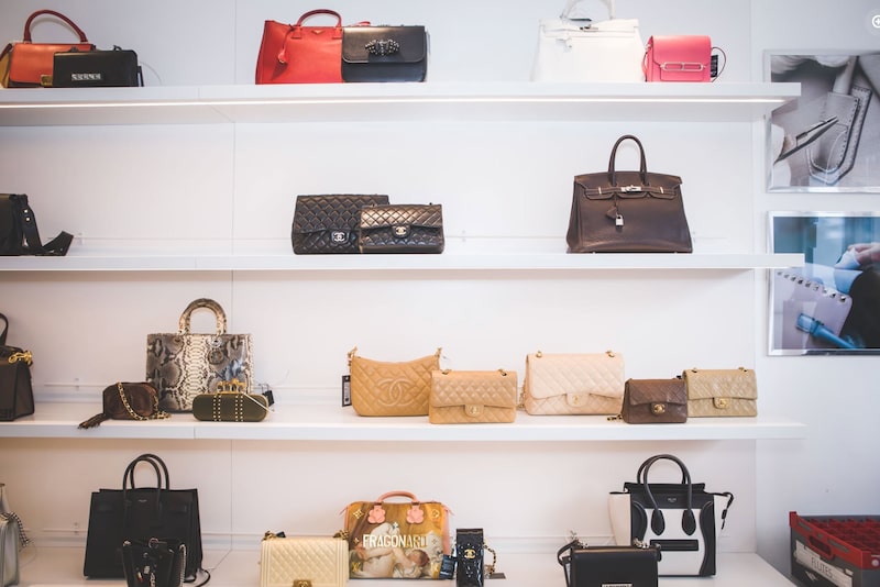Chanel e Hermès dividem a prateleira na Handbag Clinic, que conserta e revende bolsas de grife. Algumas peças custam novas hoje quase o dobro do que custavam em 2019, o que empurra o consumidor aspiracional para o mercado de usados. Chanel e Hermès dividem a prateleira na Handbag Clinic, que conserta e revende bolsas de grife. Algumas peças custam novas hoje quase o dobro do que custavam em 2019, o que empurra o consumidor aspiracional para o mercado de usados.