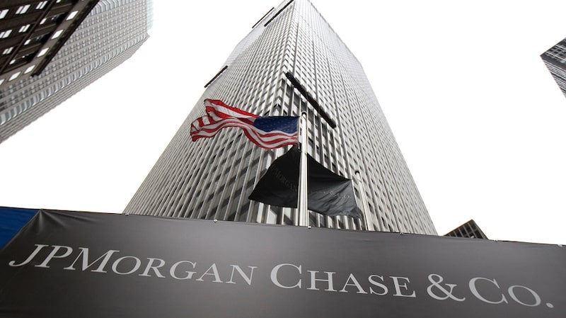 El logotipo de JPMorgan Chase & Co. se ve en el exterior de su sede central en Nueva York, EE. UU., el martes 14 de abril de 2009. El logotipo de JPMorgan Chase & Co. se ve en el exterior de su sede central en Nueva York, EE. UU., el martes 14 de abril de 2009.