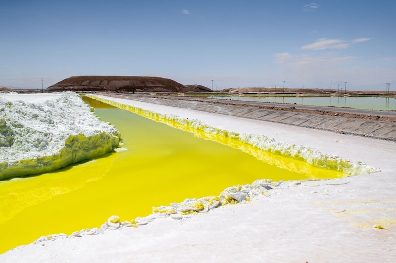 Una piscina de salmuera en una mina de litio de la Sociedad Química y Minera de Chile (SQM) en el salar de Atacama, en el desierto de Atacama, Chile, el miércoles 13 de marzo de 2024. Una piscina de salmuera en una mina de litio de la Sociedad Química y Minera de Chile (SQM) en el salar de Atacama, en el desierto de Atacama, Chile, el miércoles 13 de marzo de 2024.