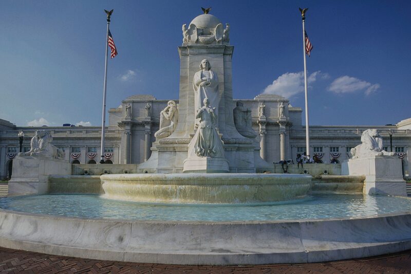 El presidente Trump dice que está devolviendo al Día de Colón su antigua importancia. El presidente Trump dice que está devolviendo al Día de Colón su antigua importancia.