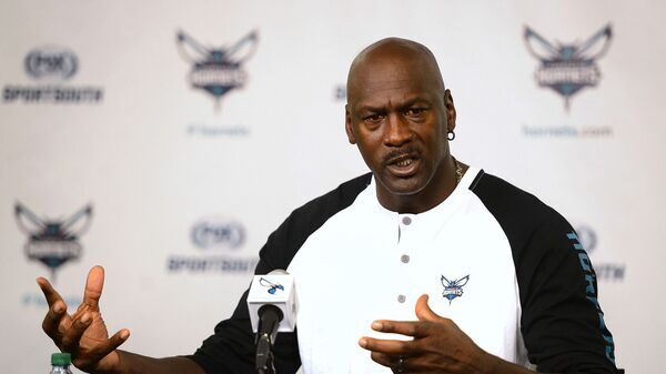 Michael Jordan vende controle do Charlotte Hornets e mostra caminho para Messi Michael Jordan vende controle do Charlotte Hornets e mostra caminho para Messi