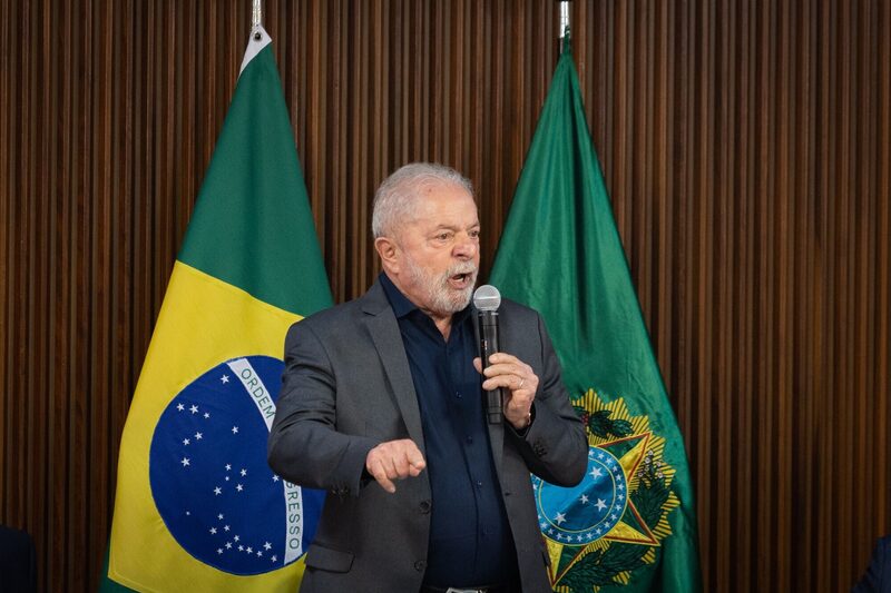 Lula assinou uma medida provisória ajustando o salário mínimo para R$ 1.320 por mês Lula assinou uma medida provisória ajustando o salário mínimo para R$ 1.320 por mês