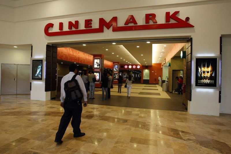 Cadenas Cineplanet y Cinemark Perú reabrirán sus puertas tras casi 16 meses de cierre. Cadenas Cineplanet y Cinemark Perú reabrirán sus puertas tras casi 16 meses de cierre.