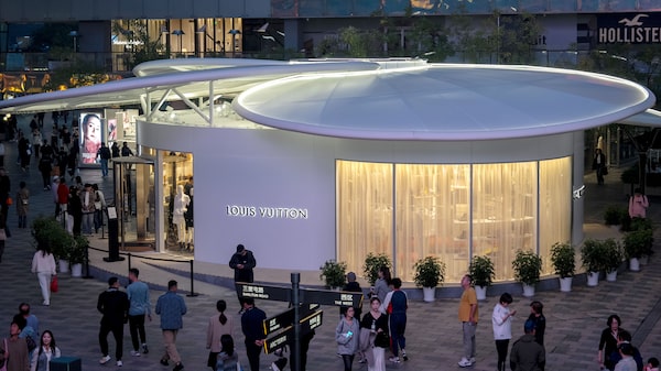 Louis Vuitton vê vendas caírem na China após disputa com fabricante local de chá Louis Vuitton vê vendas caírem na China após disputa com fabricante local de chá
