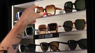 Bilionário tcheco do setor de armas faz oferta de € 30 bi por holding da EssilorLuxottica Bilionário tcheco do setor de armas faz oferta de € 30 bi por holding da EssilorLuxottica