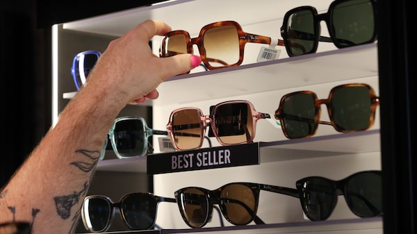 Bilionário tcheco do setor de armas faz oferta de € 30 bi por holding da EssilorLuxottica Bilionário tcheco do setor de armas faz oferta de € 30 bi por holding da EssilorLuxottica