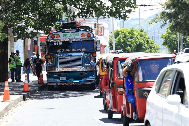 Buses interdepartamentales y mototaxis en Guatemala. Buses interdepartamentales y mototaxis en Guatemala.
