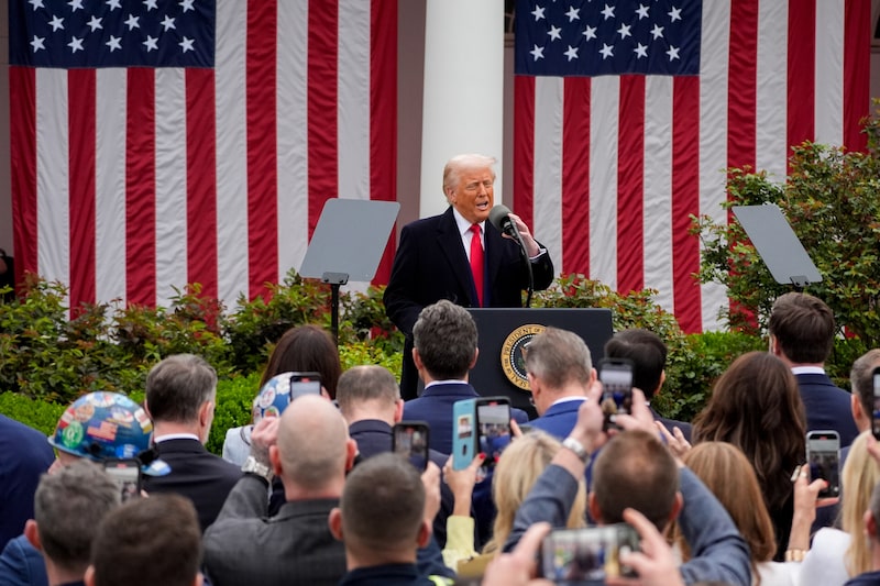 Trump anunció el miércoles que aplicará un arancel de al menos el 10% a todos los exportadores a EE.UU., con aranceles aún más altos a unas 60 naciones. Trump anunció el miércoles que aplicará un arancel de al menos el 10% a todos los exportadores a EE.UU., con aranceles aún más altos a unas 60 naciones.