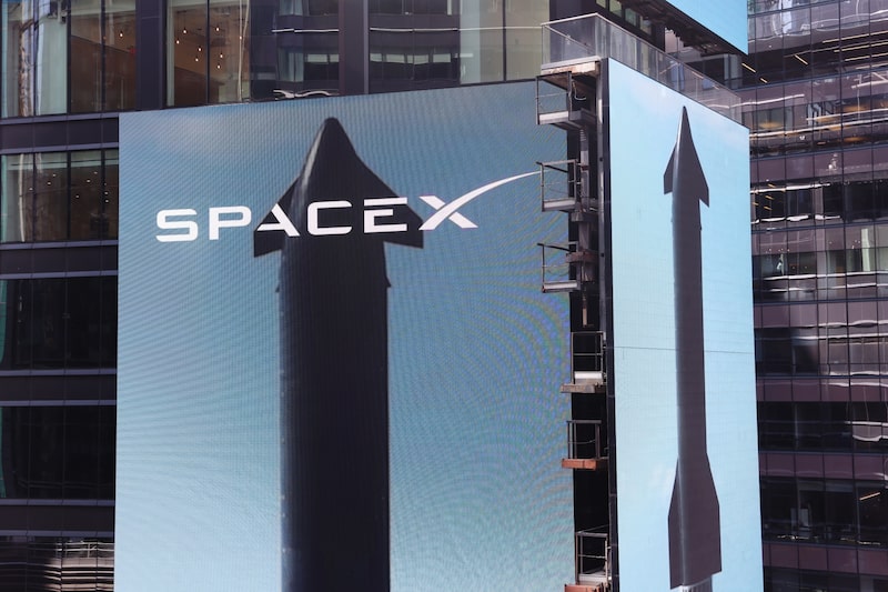 Letrero de SpaceX durante la ceremonia de cierre de la sesión en el Nasdaq MarketSite de Nueva York el 12 de junio. Foto: Michael Nagle/Bloomberg Letrero de SpaceX durante la ceremonia de cierre de la sesión en el Nasdaq MarketSite de Nueva York el 12 de junio. Foto: Michael Nagle/Bloomberg