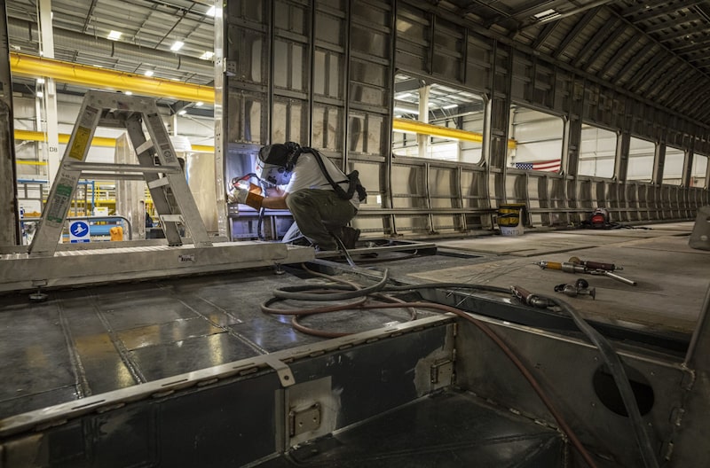 Un empleado trabaja en un tren de California. Un empleado trabaja en un tren de California.