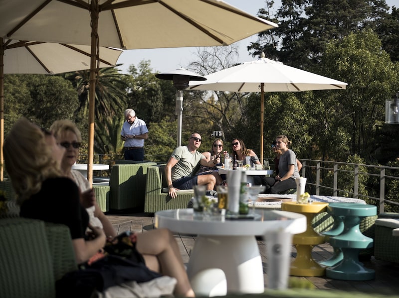 Turistas se toman una fotografia en un restaurante en el Hotel Grupo Habita en la colonia Condesa en la Ciudad de México Turistas se toman una fotografia en un restaurante en el Hotel Grupo Habita en la colonia Condesa en la Ciudad de México