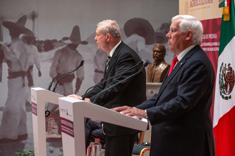 El secretario de Agricultura de EE.UU., Tom Vilsack y el secretario de Agricultura y Desarrollo Rural (Sader), Víctor Villalobos, durante la conferencia. (Foto: Cortesía Sader) El secretario de Agricultura de EE.UU., Tom Vilsack y el secretario de Agricultura y Desarrollo Rural (Sader), Víctor Villalobos, durante la conferencia. (Foto: Cortesía Sader)
