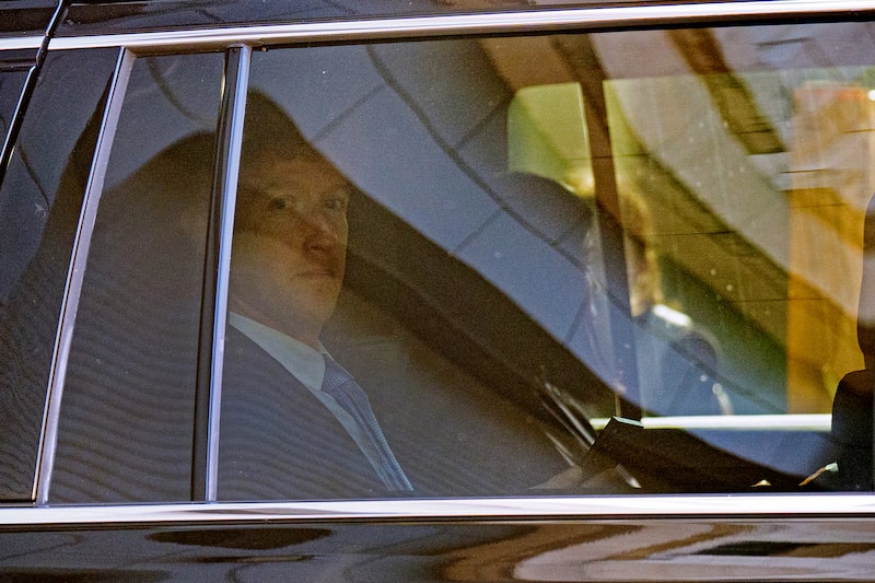 Mark Zuckerberg, um homem branco de cabelos loiros, dentro de um carro, no banco traseiro Mark Zuckerberg, um homem branco de cabelos loiros, dentro de um carro, no banco traseiro