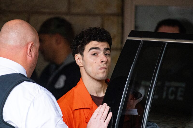 Luigi Mangione, sospechoso del asesinato del director ejecutivo de UnitedHealth Group Inc. Brian Thompson, sale del juzgado del condado de Blair en Hollidaysburg, Pensilvania, EE.UU., el jueves 19 de diciembre de 2024. Mangione será extraditado a Nueva York para enfrentarse a cargos de asesinato después de que el jueves retirara su oposición al traslado ante el tribunal. Luigi Mangione, sospechoso del asesinato del director ejecutivo de UnitedHealth Group Inc. Brian Thompson, sale del juzgado del condado de Blair en Hollidaysburg, Pensilvania, EE.UU., el jueves 19 de diciembre de 2024. Mangione será extraditado a Nueva York para enfrentarse a cargos de asesinato después de que el jueves retirara su oposición al traslado ante el tribunal.