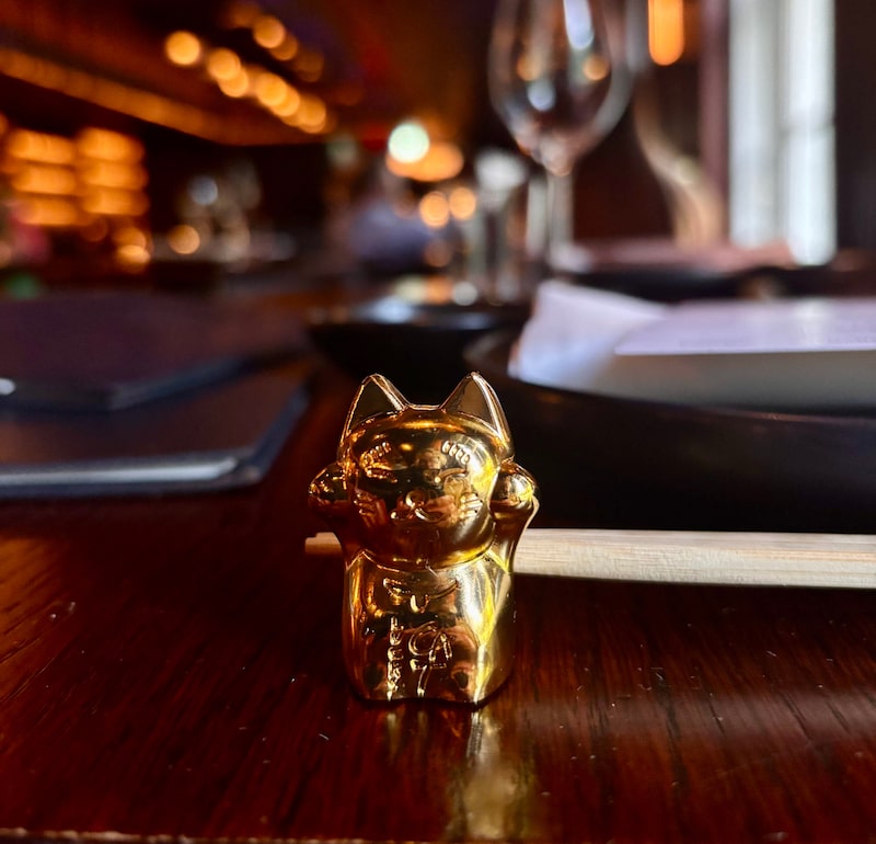 Los característicos soportes para palillos de Lucky Cat Mayfair. Los característicos soportes para palillos de Lucky Cat Mayfair.