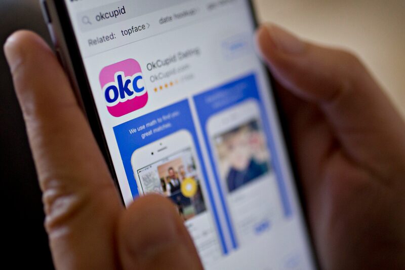 App está testando novos recursos que incluem a exigência de fotos de rosto nos perfis, bem como combinações de encontros duplos e a oferta de recomendações selecionadas com base em IA App está testando novos recursos que incluem a exigência de fotos de rosto nos perfis, bem como combinações de encontros duplos e a oferta de recomendações selecionadas com base em IA