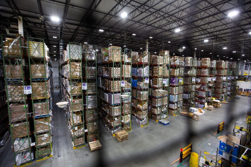 Estanterías de productos en un centro de distribución de Amazon Estanterías de productos en un centro de distribución de Amazon