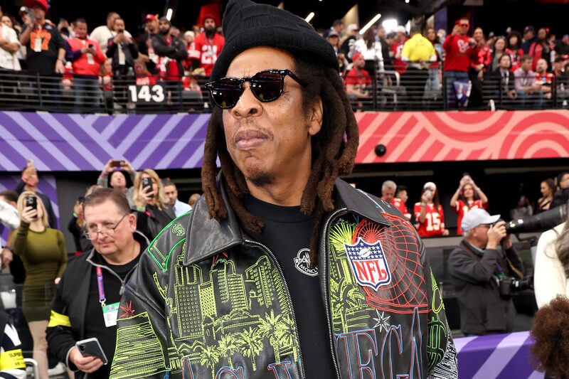 A primeira produção da empresa de Jay-Z em 2020 iluminou as mídias sociais quando Shakira, Jennifer Lopez e Bad Bunny encabeçaram um show de inspiração latina em Miami A primeira produção da empresa de Jay-Z em 2020 iluminou as mídias sociais quando Shakira, Jennifer Lopez e Bad Bunny encabeçaram um show de inspiração latina em Miami