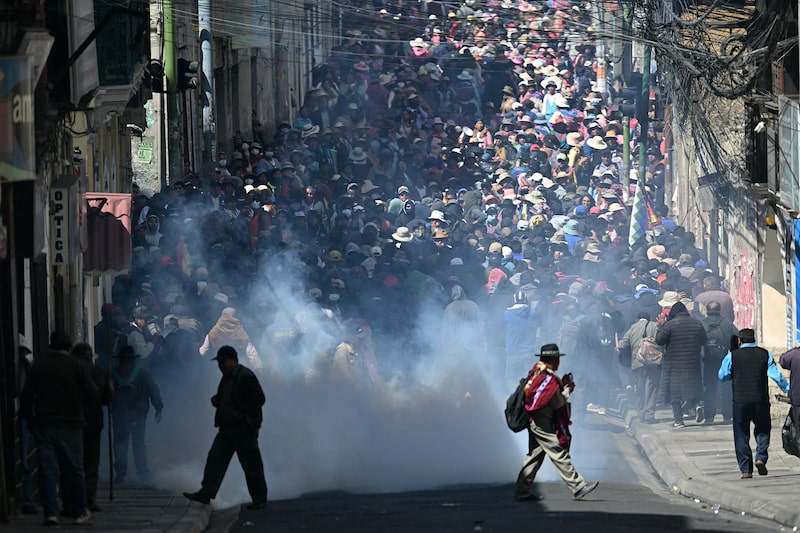 Los manifestantes huyen para escapar de gases lacrimógenos durante enfrentamientos con la policía antidisturbios en La Paz, el 18 de mayo. Foto: Aizar Raldes/AFP/Getty Images Los manifestantes huyen para escapar de gases lacrimógenos durante enfrentamientos con la policía antidisturbios en La Paz, el 18 de mayo. Foto: Aizar Raldes/AFP/Getty Images