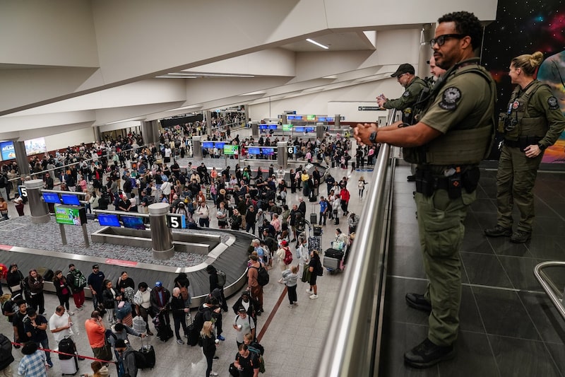 Agentes de las fuerzas del orden mientras viajeros esperan en la cola para ser revisados en un control de la Administración de Seguridad en el Transporte (TSA) del Aeropuerto Internacional Hartsfield-Jackson Atlanta (ATL) en Atlanta, Georgia, EE. UU., el lunes 23 de marzo de 2026. Agentes de las fuerzas del orden mientras viajeros esperan en la cola para ser revisados en un control de la Administración de Seguridad en el Transporte (TSA) del Aeropuerto Internacional Hartsfield-Jackson Atlanta (ATL) en Atlanta, Georgia, EE. UU., el lunes 23 de marzo de 2026.
