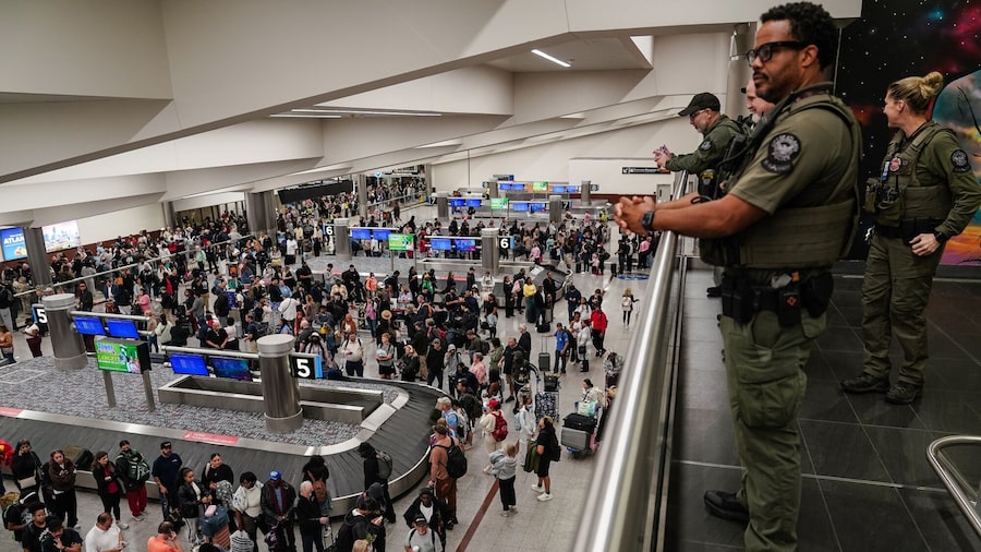 Trump dice que los agentes del ICE no deberían usar mascarillas en los aeropuertos Trump dice que los agentes del ICE no deberían usar mascarillas en los aeropuertos