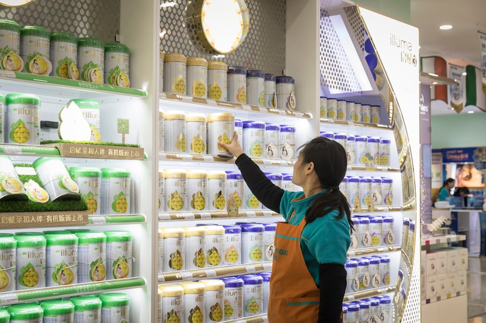 Una empleada organiza productos de fórmula infantil de la marca Illuma, propiedad de Nestlé, en un supermercado en China. Una empleada organiza productos de fórmula infantil de la marca Illuma, propiedad de Nestlé, en un supermercado en China.