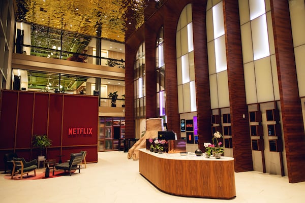 Netflix revoluciona Brasil: apuesta por eventos en vivo y adquiere Warner Bros